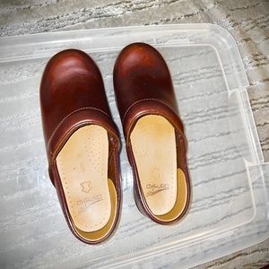 Dansko  like new clogs. Brown. Size 39W EU